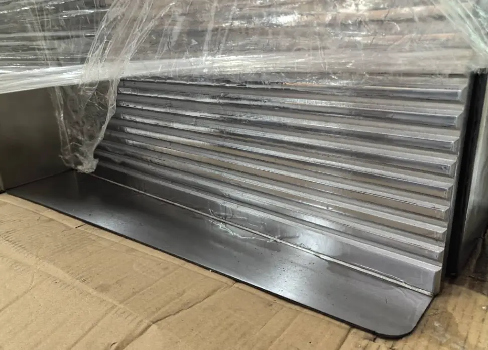 משטח כרום מחורץ להגשה- לגריל גז Buffalo Grill, במידות 27X55 ס"מ ובעובי 16 מ"מ - מתאים לשימוש עם שני מבערים וכולל ידית.
