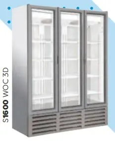 מקרר שחור עם שלוש דלתות כנף, קיבולת 1600 ליטר, רוחב 160 ס"מ, עומק 74 ס"מ, גובה 205 ס"מ.