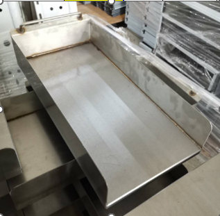 משטח כרום איכותי במידות 27X55 ס"מ לגריל גז Buffalo Grill, בעובי 16 מ"מ - מתאים לשני מבערים וכולל ידית נוחה.
